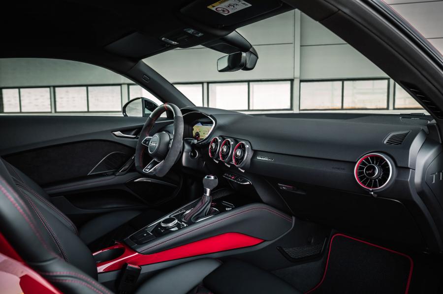 Интерьер Audi TTS Competition Coupe (8S) 2018 года  (WW) (фото 34 из 40)